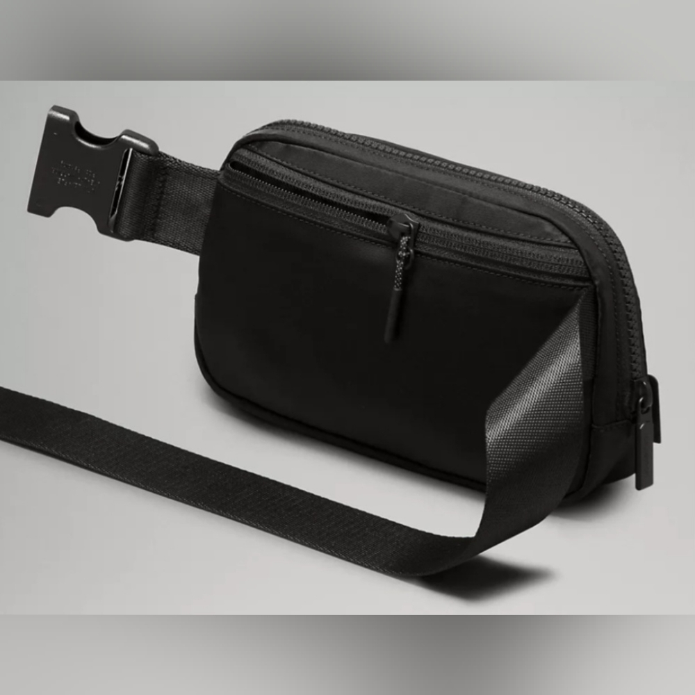 Lululemon Everywhere Beltbag 1L color- Black/Black New! - Picture 3 of 4